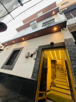 SREE JEE PAYING GUEST HOUSE, 1 km FROM KASHI VISHWANATH TEMPLE and 100 m to GANGA GHAT